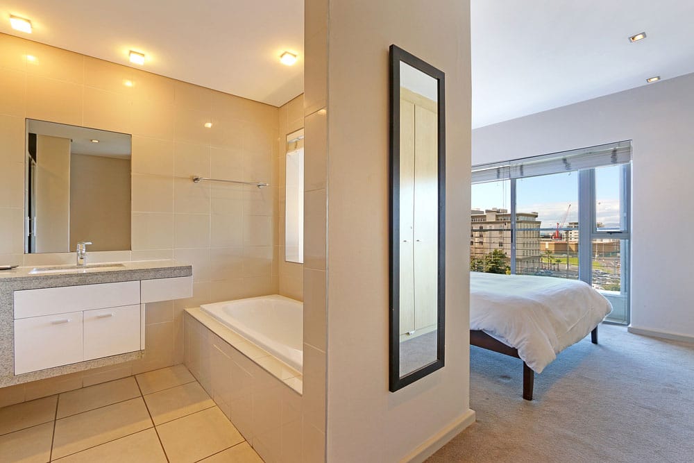 Photo 14 of Harbouredge Suites Superior Two Bedroom accommodation in City Centre, Cape Town with 2 bedrooms and 2 bathrooms