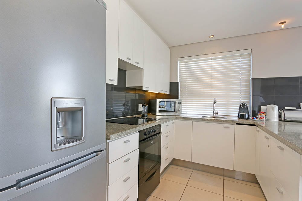 Photo 3 of Harbouredge Suites Superior Two Bedroom accommodation in City Centre, Cape Town with 2 bedrooms and 2 bathrooms