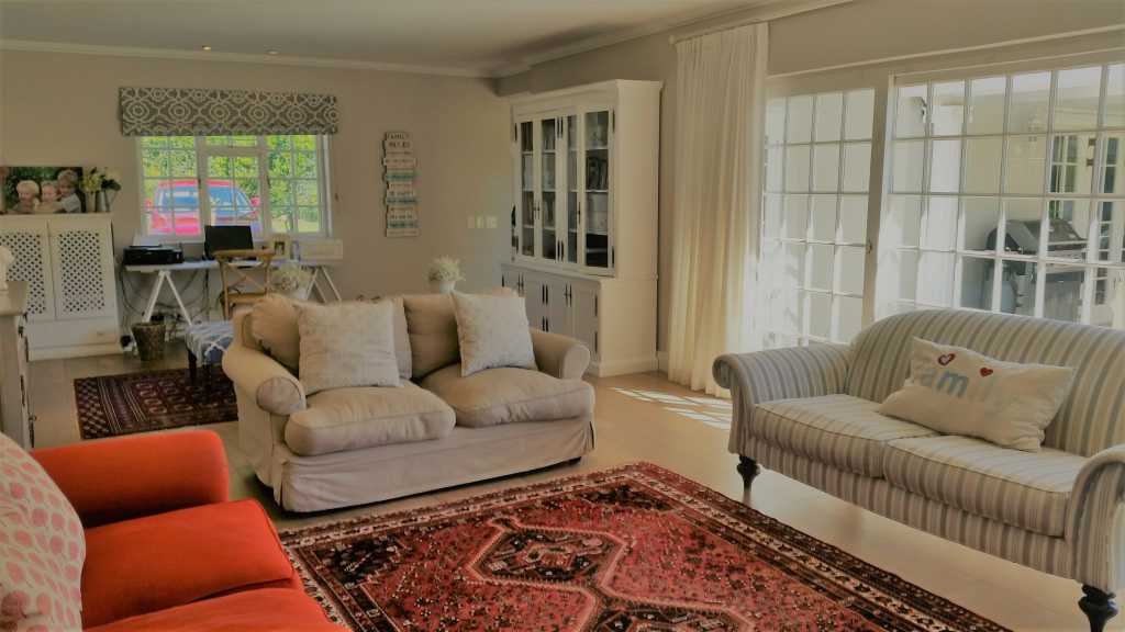 Photo 7 of Constantia Vista accommodation in Constantia, Cape Town with 5 bedrooms and 4 bathrooms