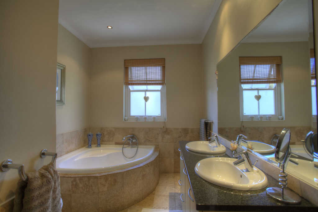 Photo 13 of Berkley 7A accommodation in Camps Bay, Cape Town with 3 bedrooms and 2 bathrooms