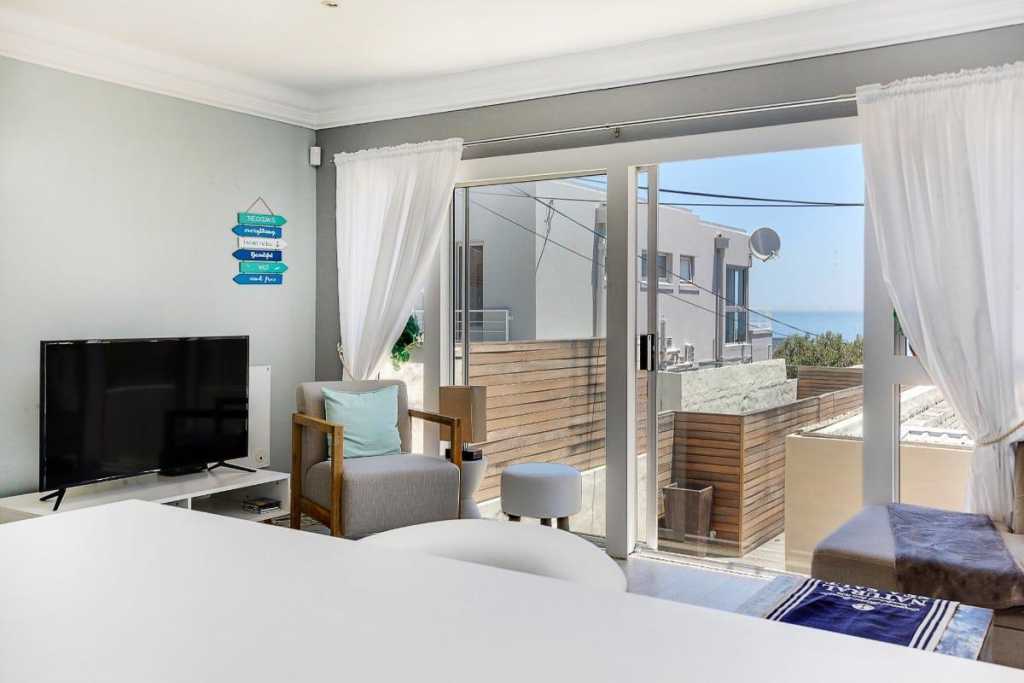 Photo 3 of Bakoven Foreshore accommodation in Bakoven, Cape Town with 2 bedrooms and 2 bathrooms