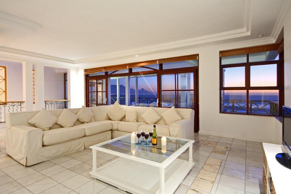 Photo 12 of Blouberg Belloy Villa accommodation in Bloubergstrand, Cape Town with 5 bedrooms and  bathrooms