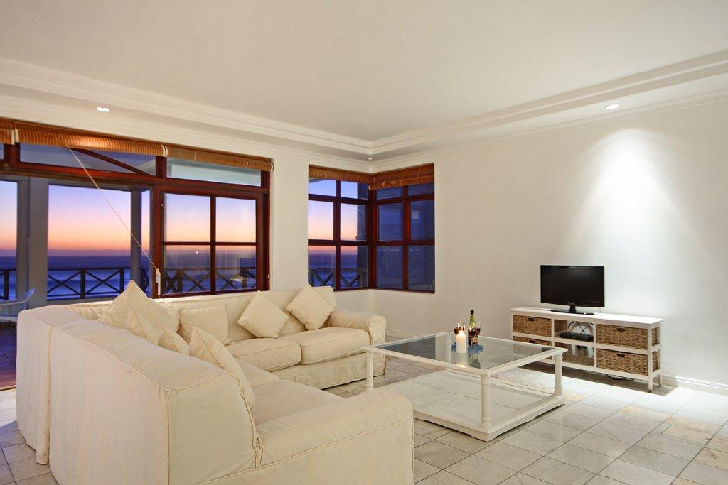 Photo 13 of Blouberg Belloy Villa accommodation in Bloubergstrand, Cape Town with 5 bedrooms and  bathrooms
