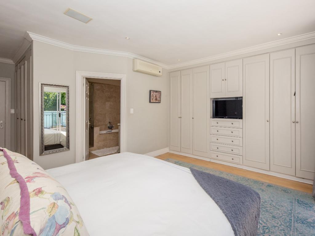 Photo 19 of Ave Des Huguenots accommodation in Fresnaye, Cape Town with 4 bedrooms and 3 bathrooms