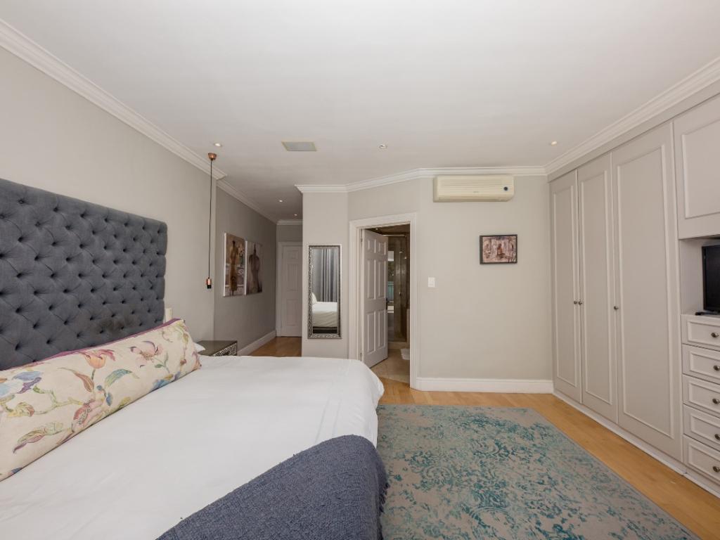 Photo 20 of Ave Des Huguenots accommodation in Fresnaye, Cape Town with 4 bedrooms and 3 bathrooms