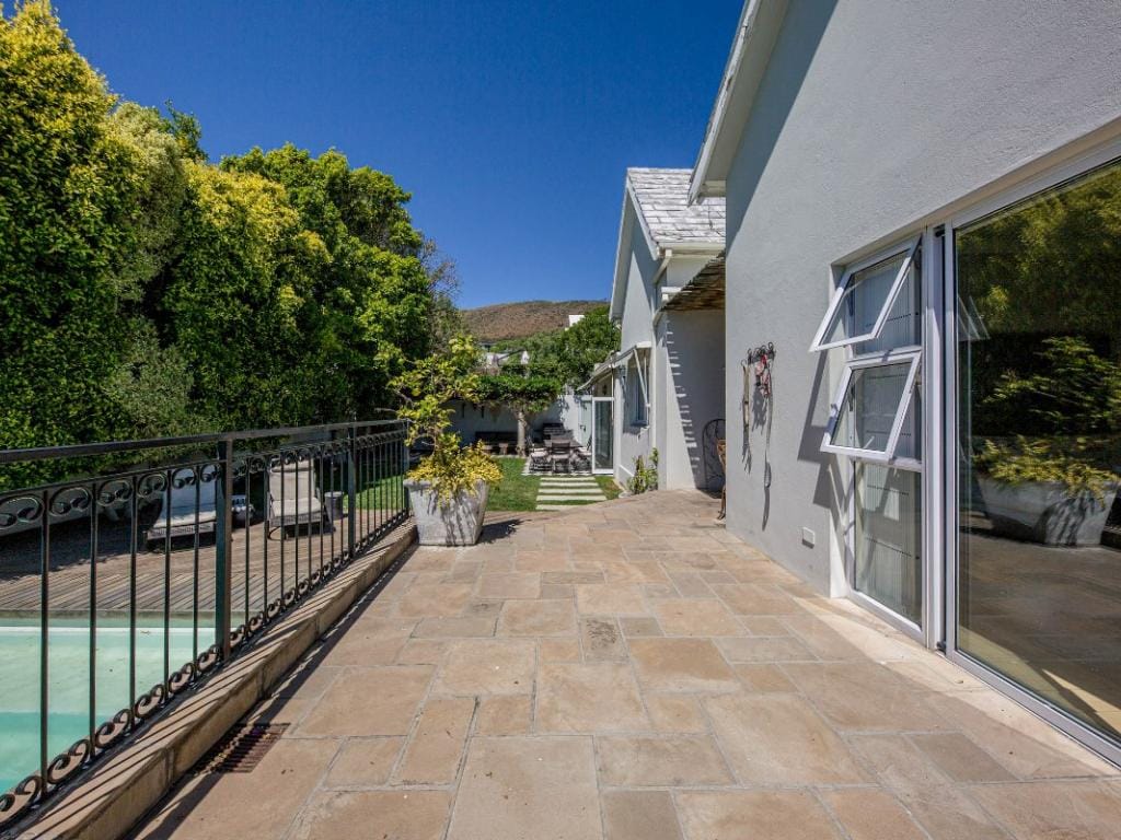 Photo 9 of Ave Des Huguenots accommodation in Fresnaye, Cape Town with 4 bedrooms and 3 bathrooms