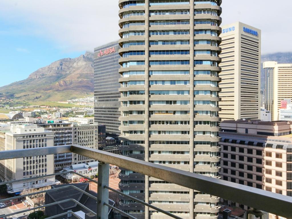 Photo 14 of Icon 1700 accommodation in City Centre, Cape Town with 1 bedrooms and 1 bathrooms