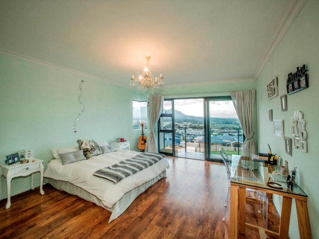 Photo 9 of Mountain Side Mansion accommodation in Tokai, Cape Town with 4 bedrooms and 4 bathrooms