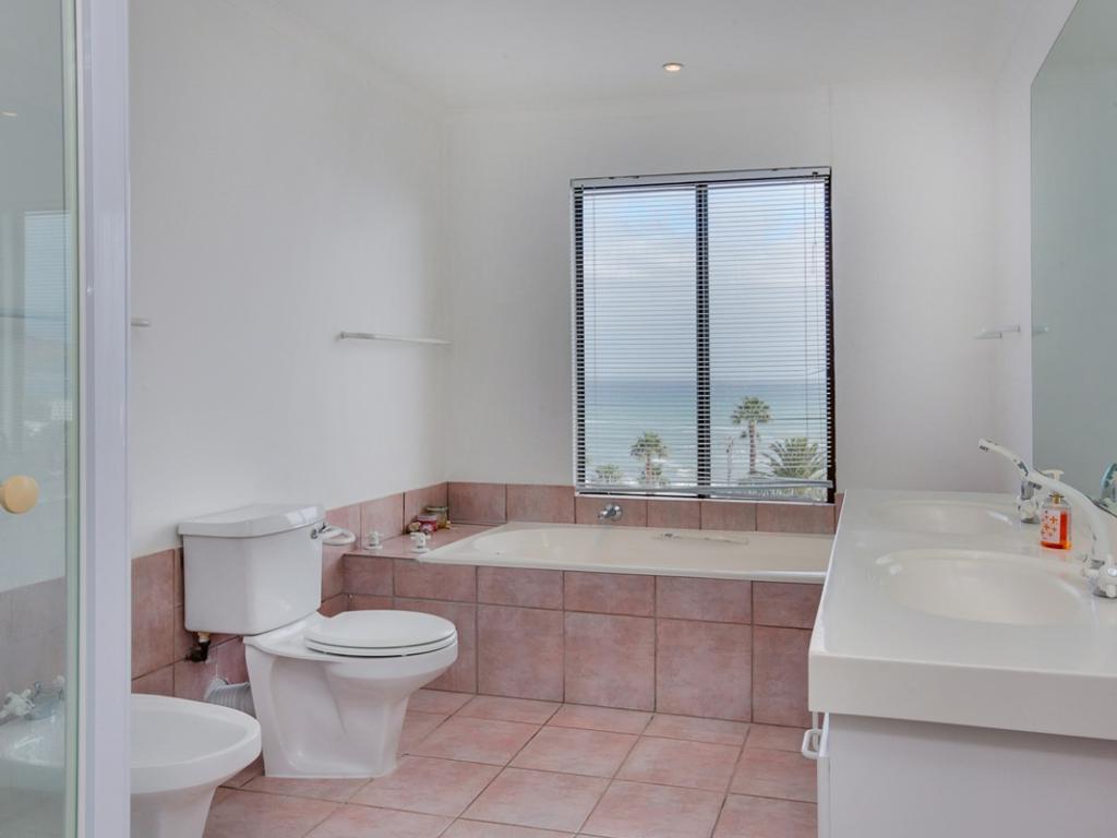 Photo 13 of Villa Andy accommodation in Bakoven, Cape Town with 4 bedrooms and 3 bathrooms