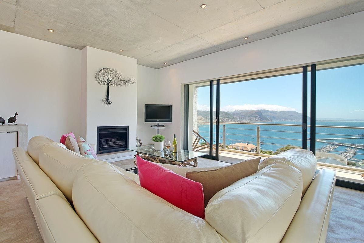 Photo 5 of House Pax accommodation in Simons Town, Cape Town with 4 bedrooms and 4 bathrooms