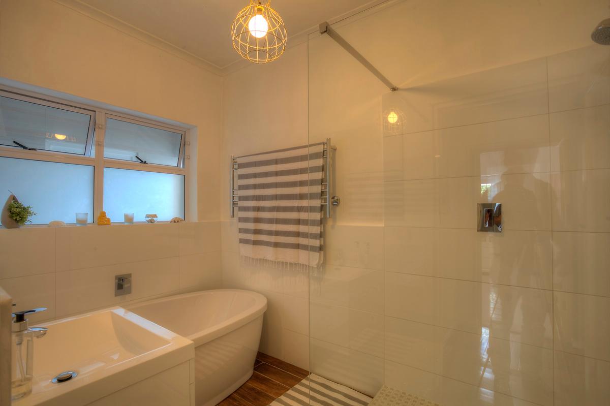 Photo 18 of Camps Bay Glen Villa accommodation in Camps Bay, Cape Town with 6 bedrooms and 4 bathrooms