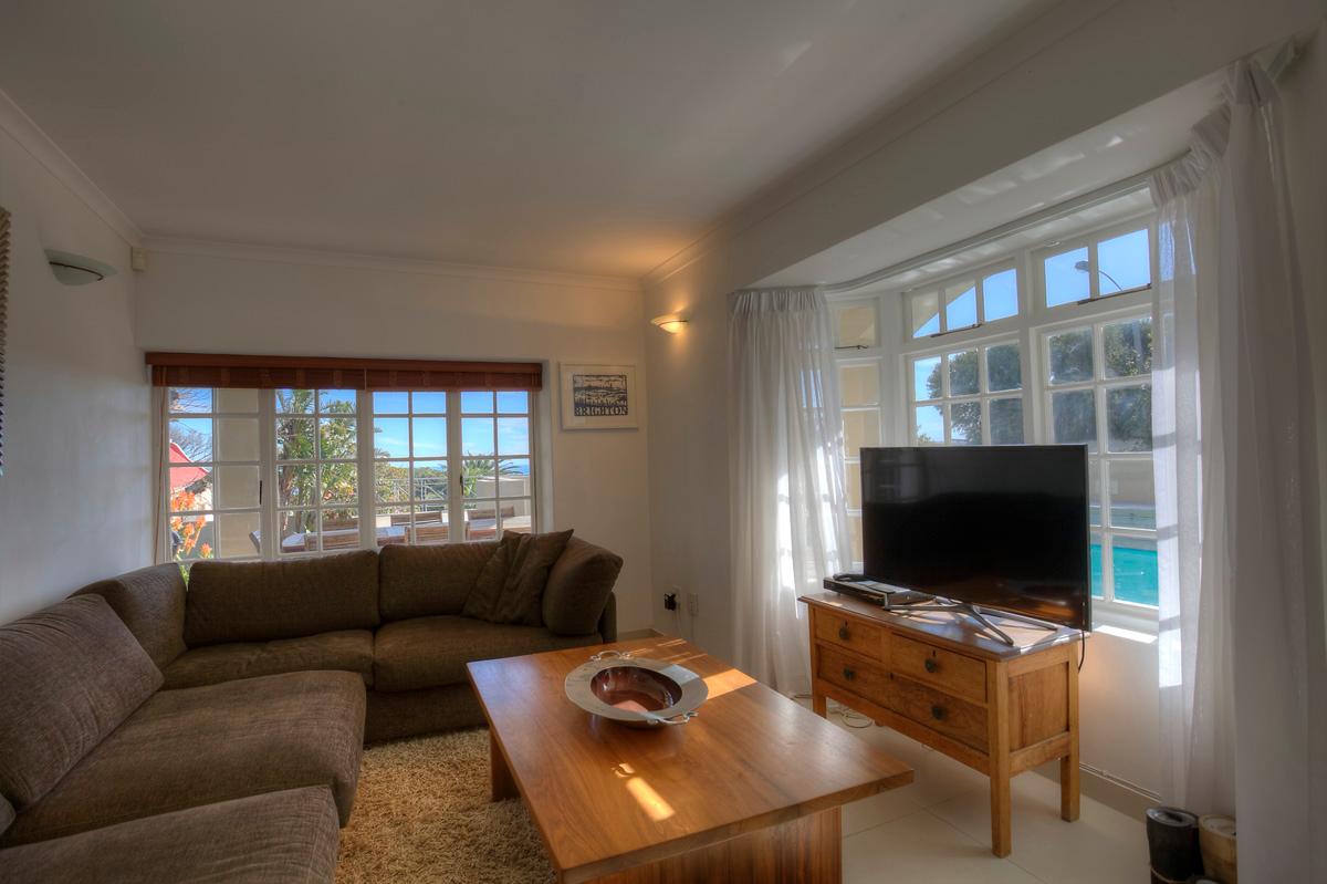 Photo 24 of Camps Bay Glen Villa accommodation in Camps Bay, Cape Town with 6 bedrooms and 4 bathrooms