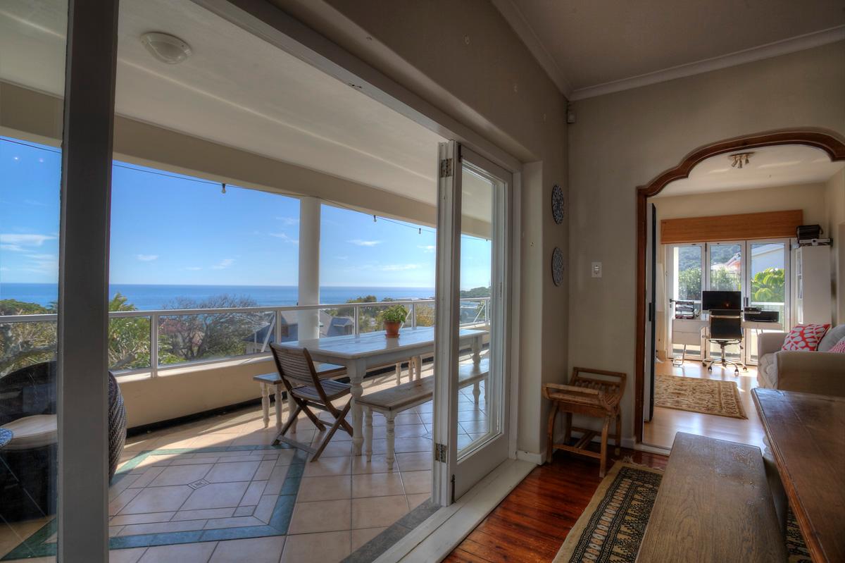 Photo 7 of Camps Bay Glen Villa accommodation in Camps Bay, Cape Town with 6 bedrooms and 4 bathrooms
