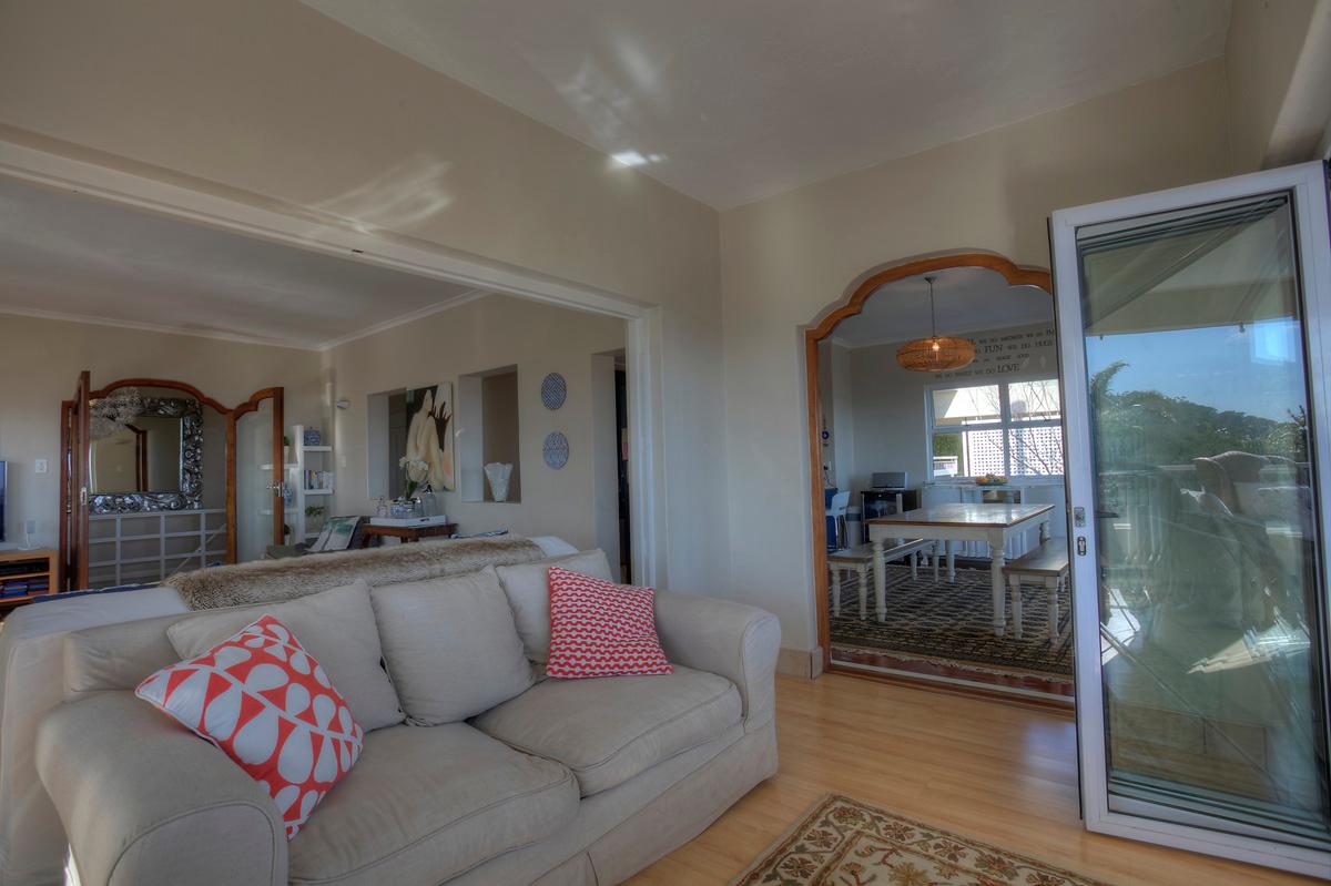 Photo 10 of Camps Bay Glen Villa accommodation in Camps Bay, Cape Town with 6 bedrooms and 4 bathrooms