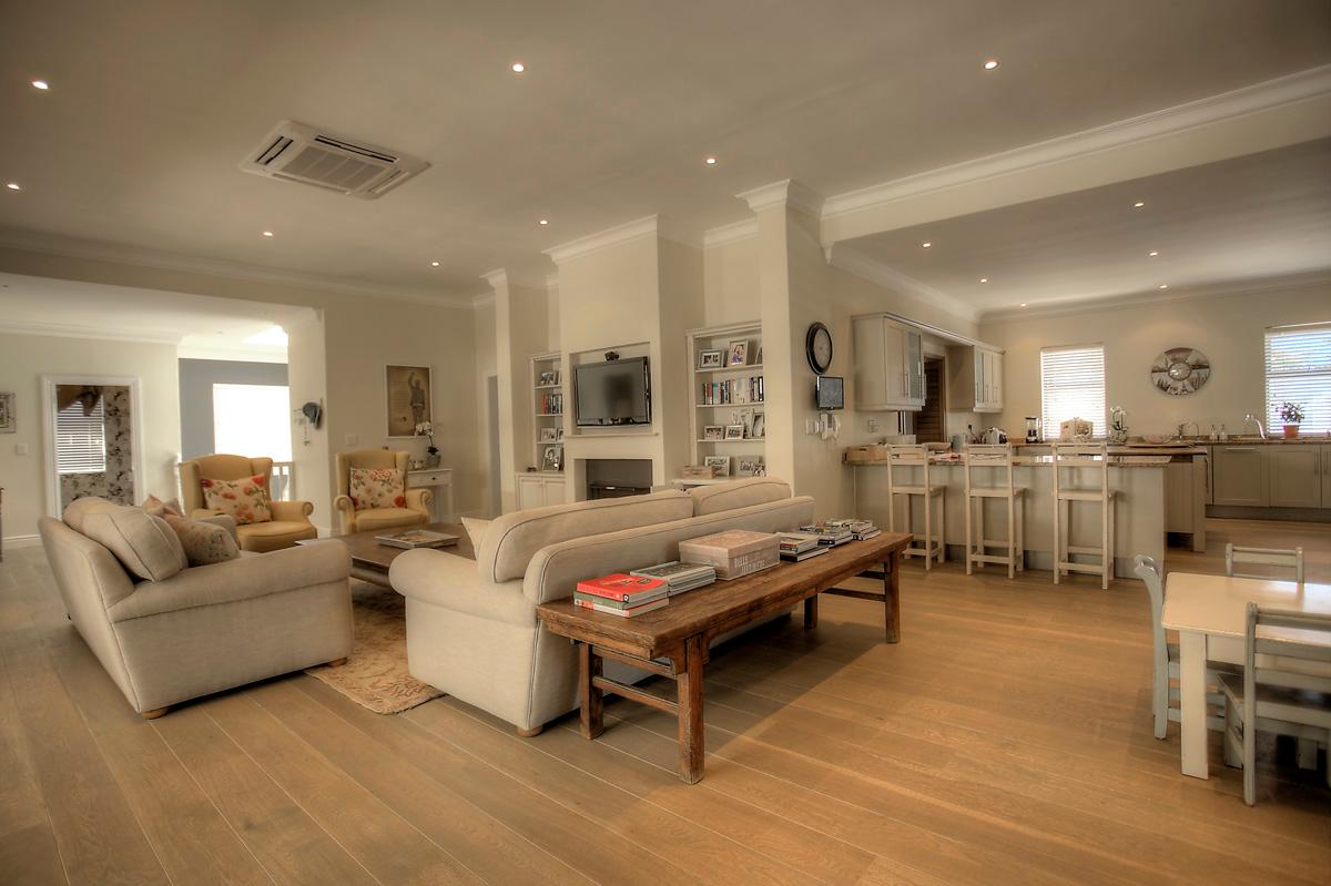 Photo 14 of Upper Claremont Villa accommodation in Claremont, Cape Town with 4 bedrooms and 3 bathrooms