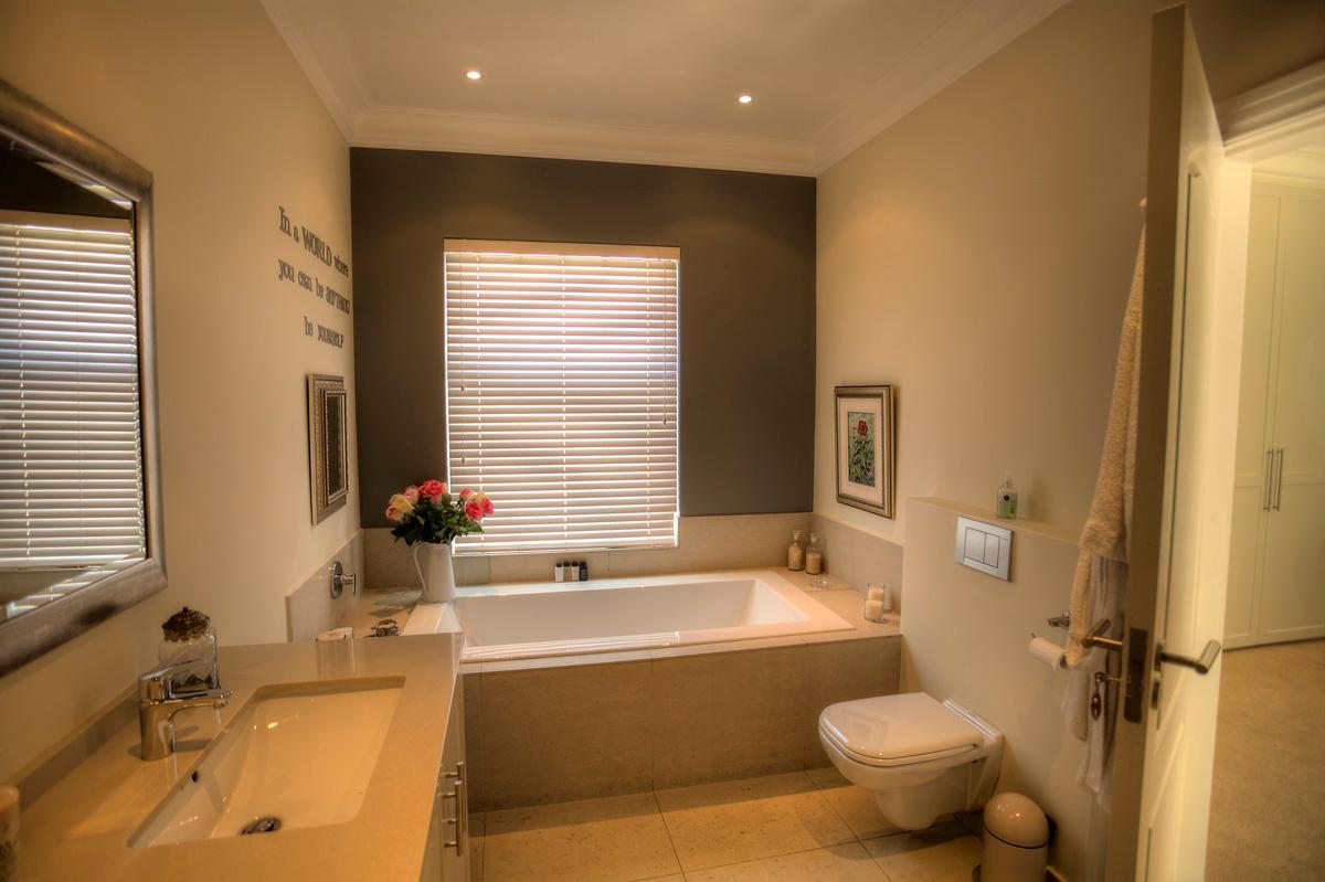 Photo 10 of Upper Claremont Villa accommodation in Claremont, Cape Town with 4 bedrooms and 3 bathrooms