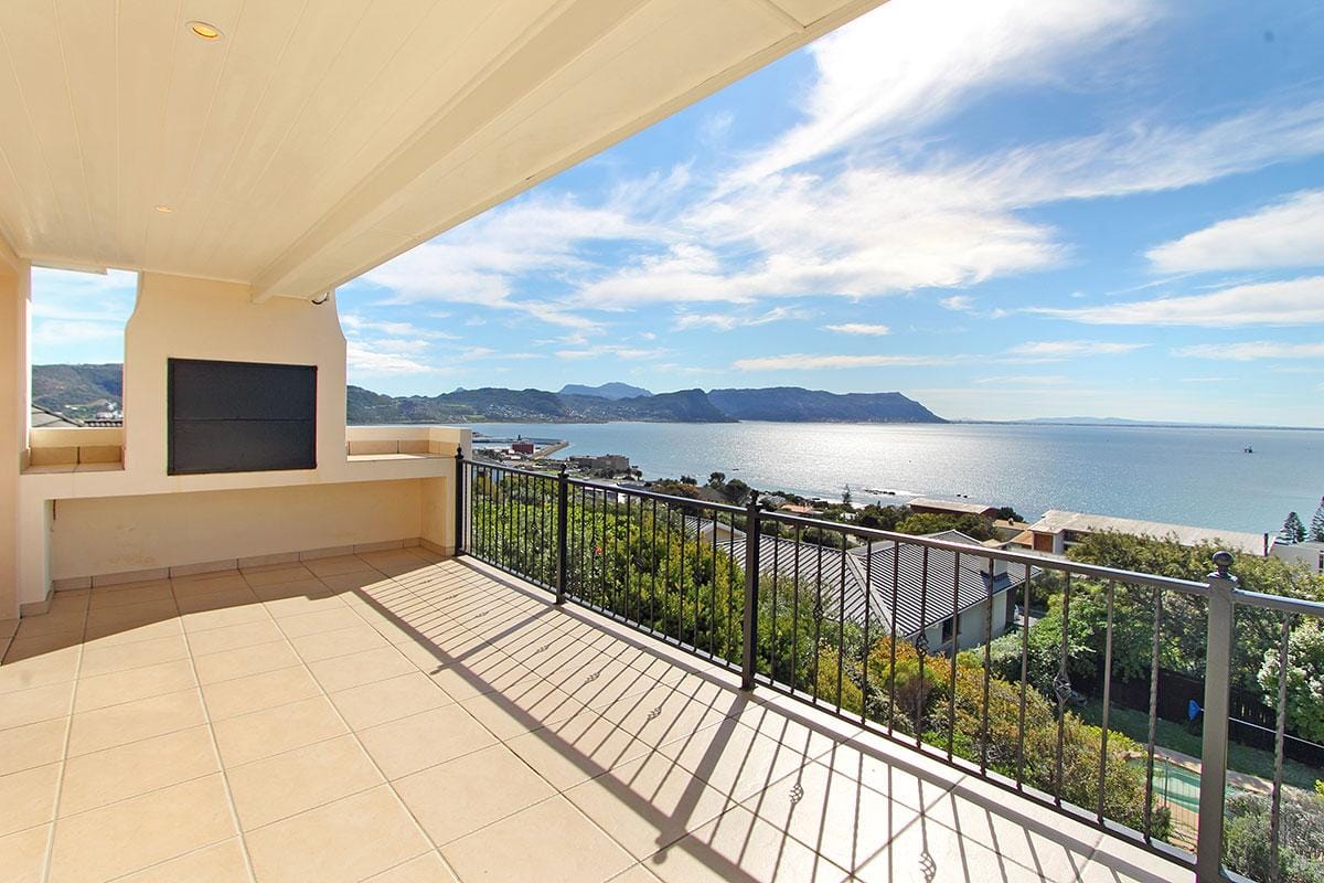 Photo 9 of Ark Rock accommodation in Simons Town, Cape Town with 6 bedrooms and 4 bathrooms
