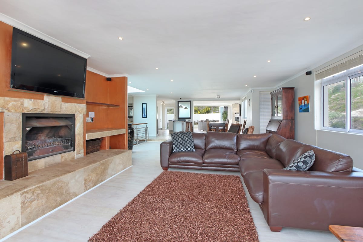 Photo 15 of Bayview 40 accommodation in Bloubergstrand, Cape Town with 4 bedrooms and 3 bathrooms
