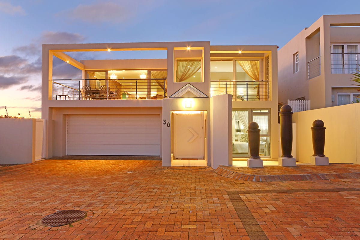 Photo 6 of Bayview Villa accommodation in Bloubergstrand, Cape Town with 4 bedrooms and 4 bathrooms