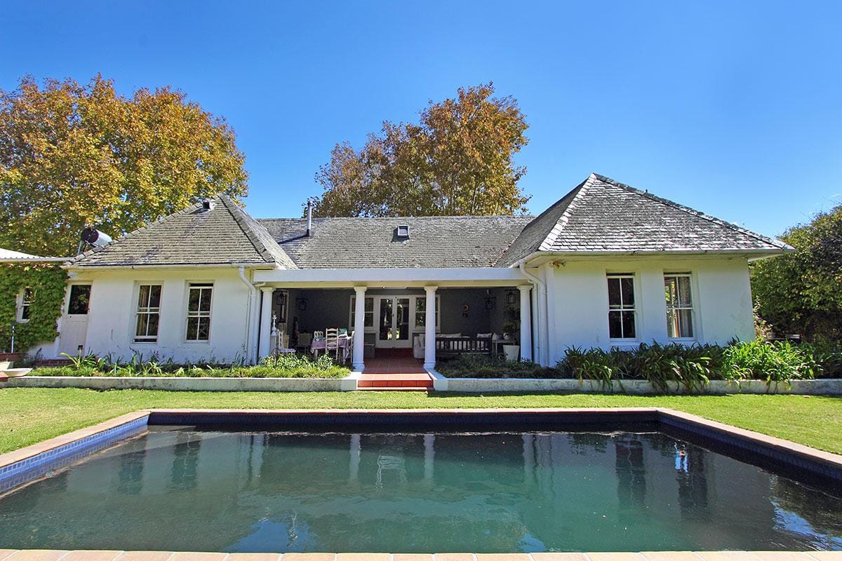 Photo 8 of Constantia Airlie accommodation in Constantia, Cape Town with 4 bedrooms and 3 bathrooms