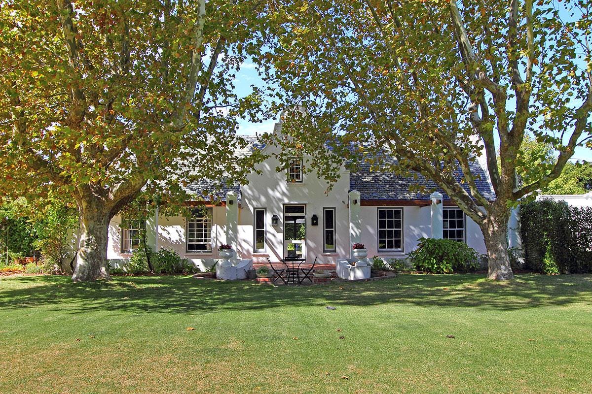 Photo 10 of Constantia Airlie accommodation in Constantia, Cape Town with 4 bedrooms and 3 bathrooms