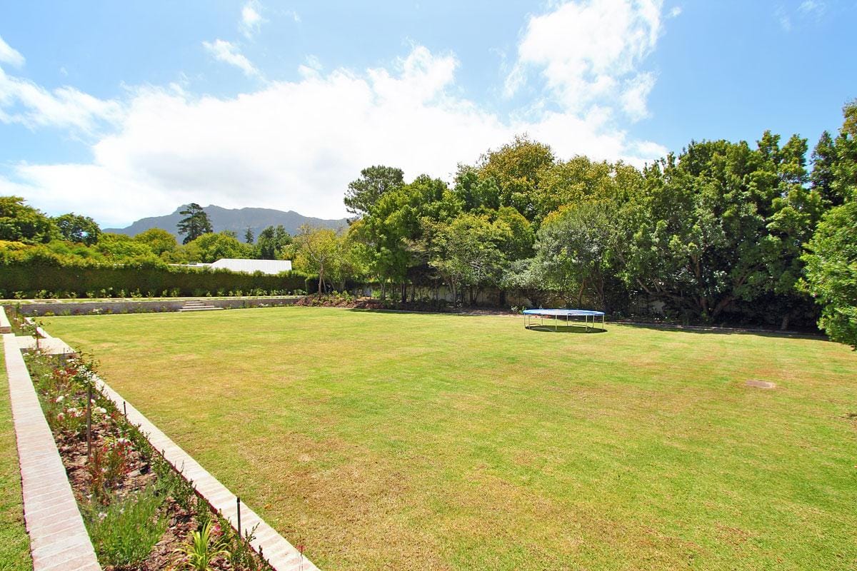 Photo 6 of Constantia Valley Walk accommodation in Constantia, Cape Town with 5 bedrooms and 3 bathrooms