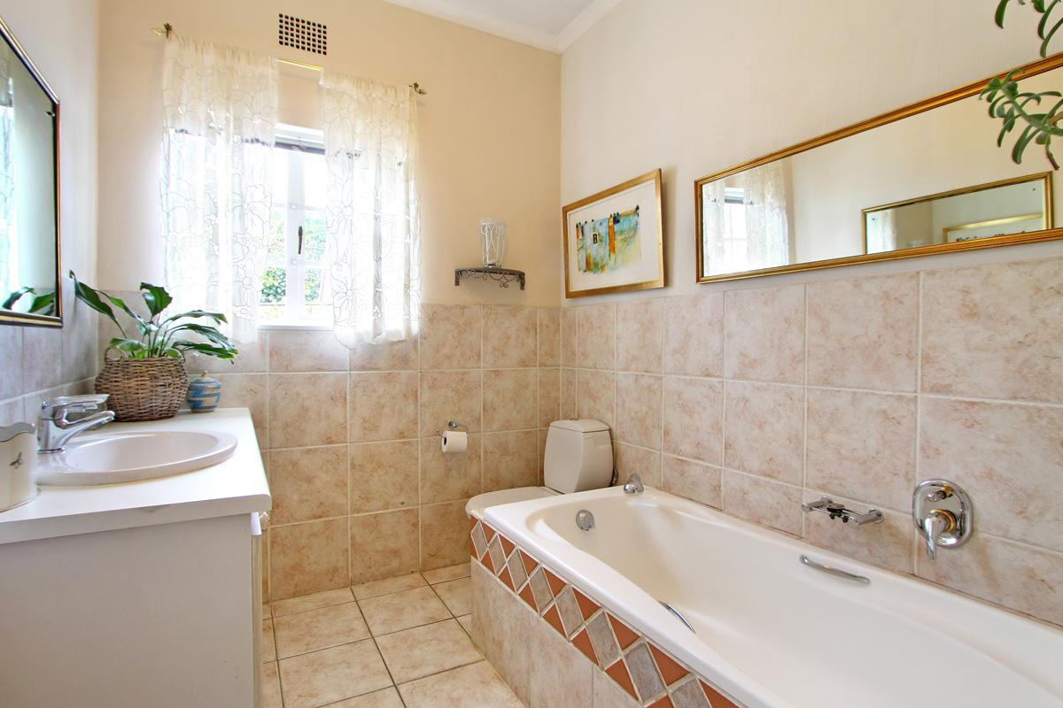 Photo 11 of Hout Bay Darling Villa accommodation in Hout Bay, Cape Town with 4 bedrooms and 3 bathrooms