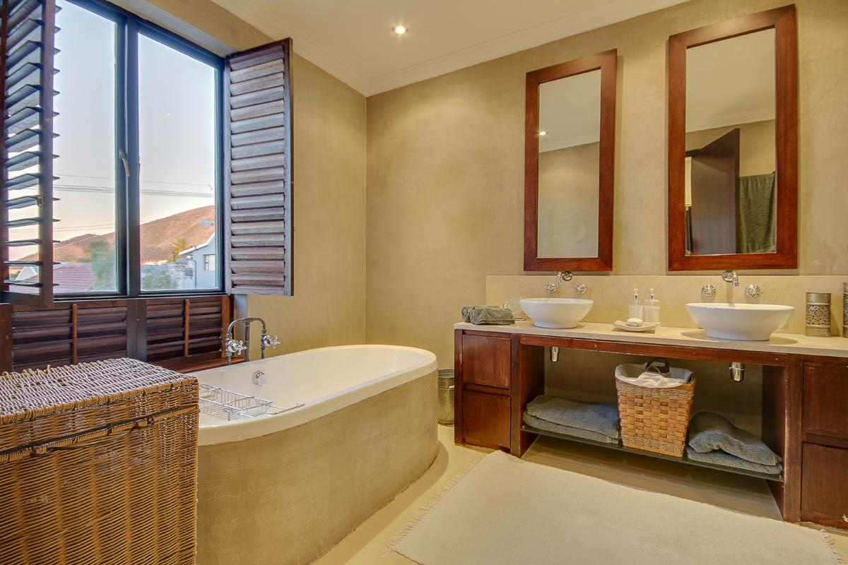 Photo 7 of La Paradis accommodation in Fresnaye, Cape Town with 3 bedrooms and 3 bathrooms