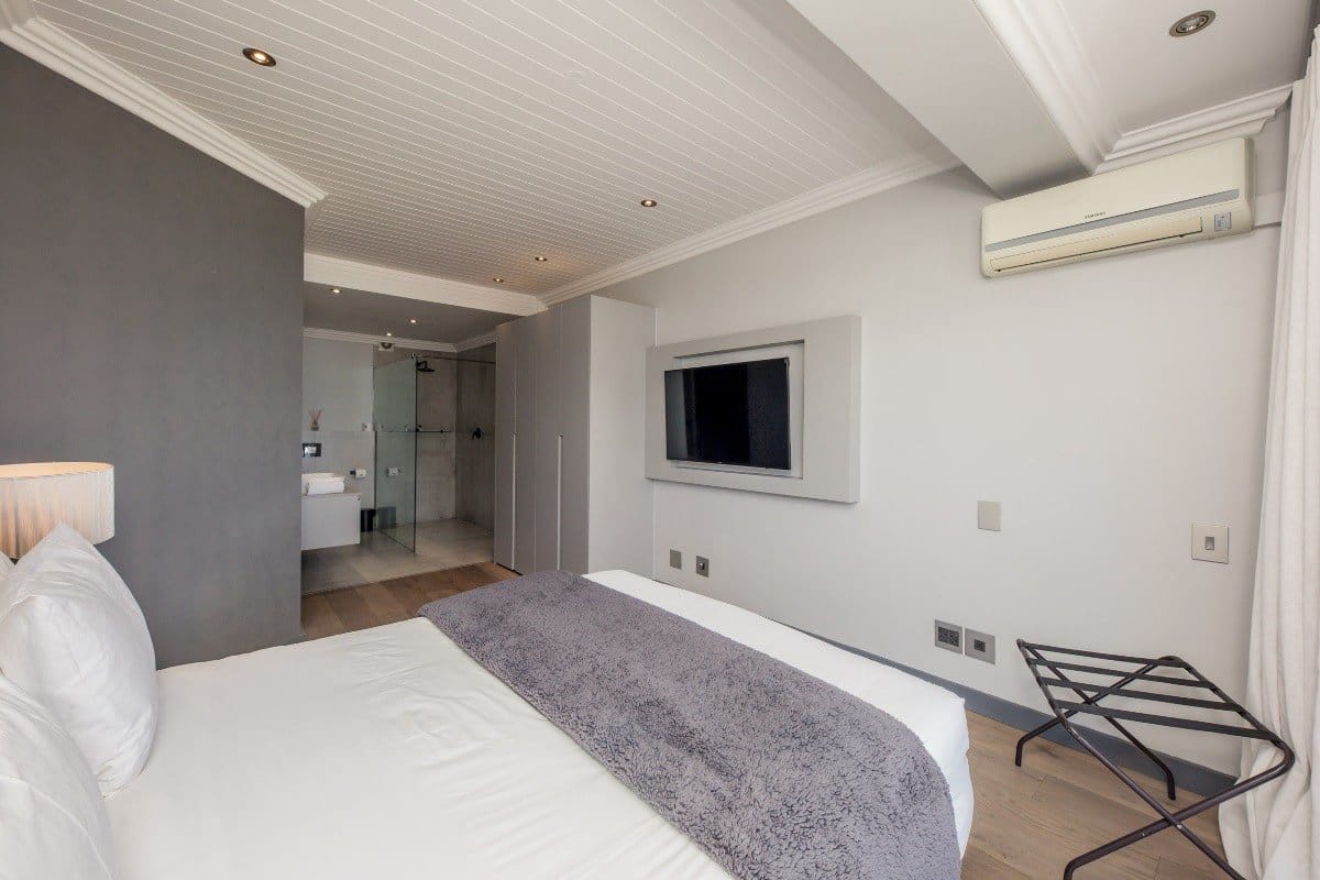 Photo 11 of Seasons Find The Bay accommodation in Camps Bay, Cape Town with 1 bedrooms and 1 bathrooms