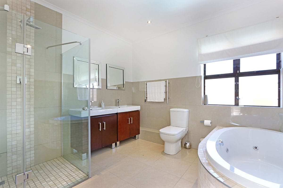 Photo 16 of Villa Santa Fe accommodation in Bloubergstrand, Cape Town with 5 bedrooms and 3.5 bathrooms