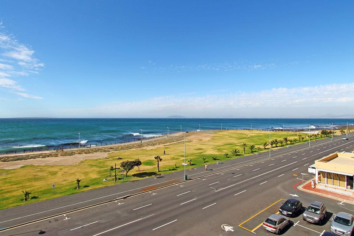 Photo 5 of Westridge Sea View accommodation in Mouille Point, Cape Town with 3 bedrooms and 2 bathrooms