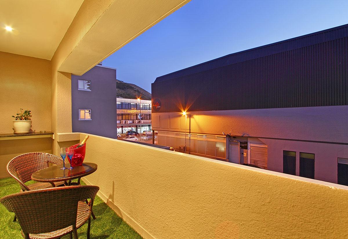 Photo 6 of Vicmor Court accommodation in Sea Point, Cape Town with 2 bedrooms and 1 bathrooms
