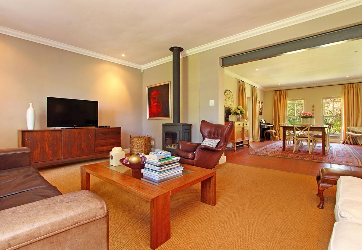 Photo 14 of Constantia Airlie accommodation in Constantia, Cape Town with 4 bedrooms and 3 bathrooms