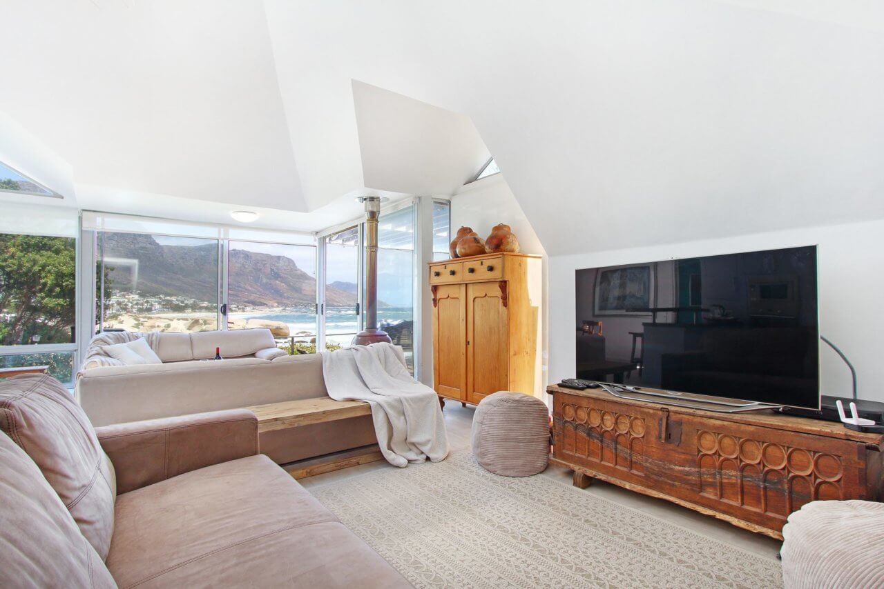 Photo 15 of Glen Beach Vista House Upper Unit accommodation in Camps Bay, Cape Town with 1 bedrooms and 1 bathrooms