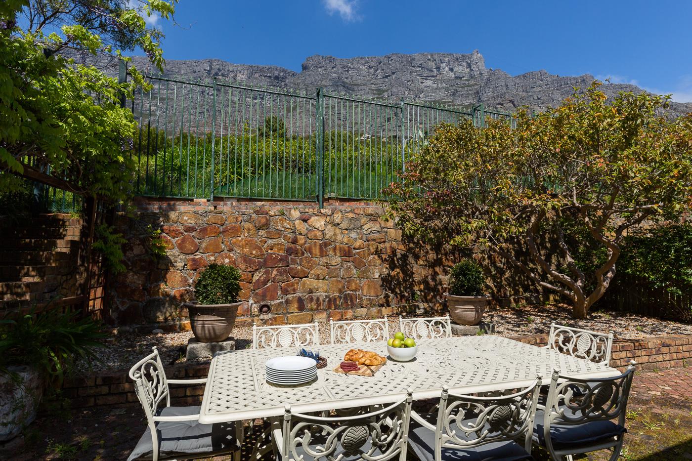 Photo 10 of Bella Montagna accommodation in Oranjezicht, Cape Town with 4 bedrooms and 2 bathrooms