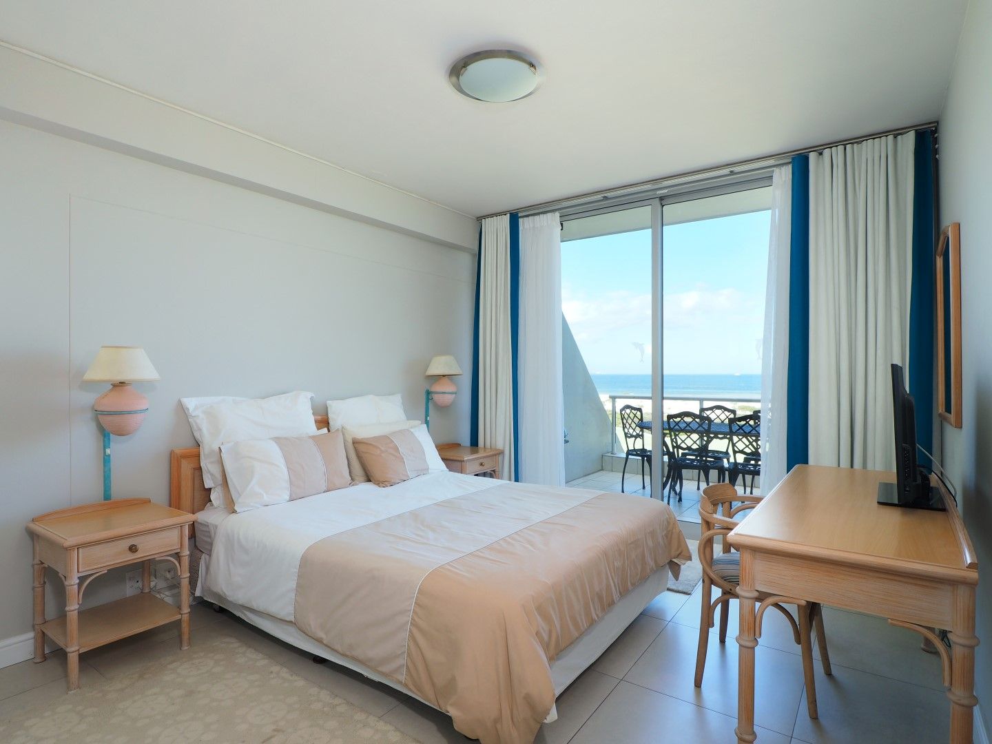 Photo 2 of Dolphin Beach Beauty accommodation in Bloubergstrand, Cape Town with 3 bedrooms and 2 bathrooms