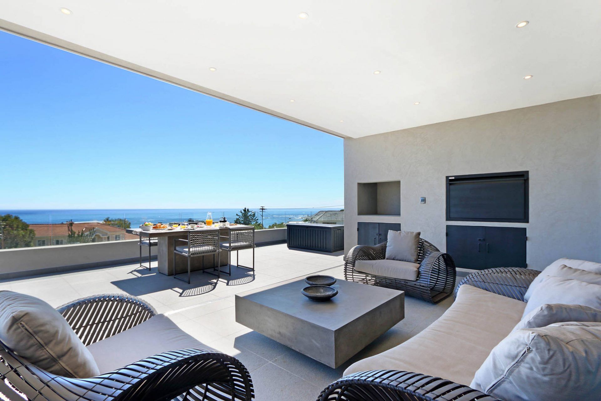 Photo 8 of 20 Finchley Villa accommodation in Camps Bay, Cape Town with 6 bedrooms and 5 bathrooms