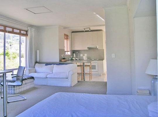 Photo 2 of Hof Penthouse accommodation in Gardens, Cape Town with 1 bedrooms and 1 bathrooms
