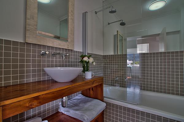 Photo 6 of 4 Linda Apartment accommodation in Tamboerskloof, Cape Town with 2 bedrooms and 1 bathrooms