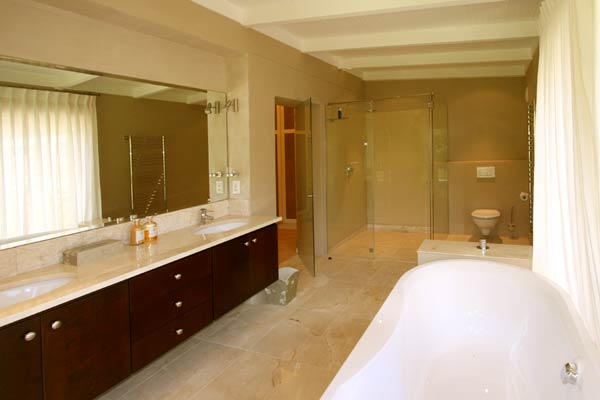 Photo 2 of La Constantia accommodation in Constantia, Cape Town with 4 bedrooms and 3.5 bathrooms