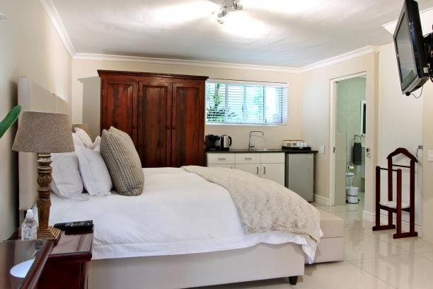 Photo 4 of Camps Bay Atlantic Villa accommodation in Camps Bay, Cape Town with 5 bedrooms and 4 bathrooms