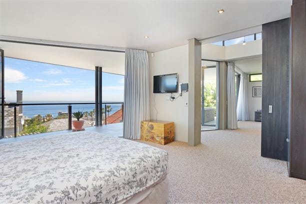 Photo 4 of Villa Wynne accommodation in Fresnaye, Cape Town with 3 bedrooms and 3 bathrooms