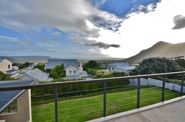 Photo 7 of Emerald Way accommodation in Noordhoek, Cape Town with 3 bedrooms and 2 bathrooms