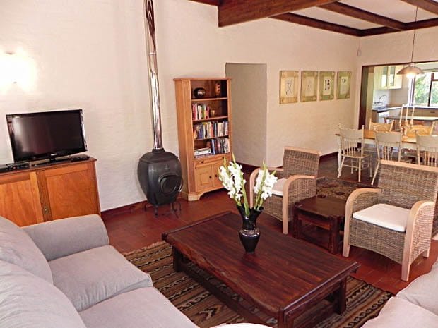 Photo 12 of Constantia Hills accommodation in Constantia, Cape Town with 4 bedrooms and 2 bathrooms