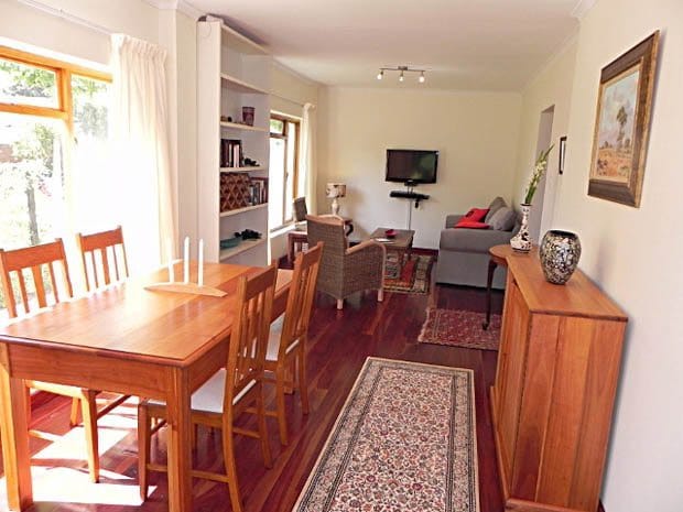 Photo 8 of Constantia Hills accommodation in Constantia, Cape Town with 4 bedrooms and 2 bathrooms