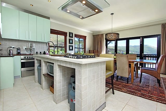 Photo 3 of St Thomas Villa accommodation in Higgovale, Cape Town with 4 bedrooms and 4 bathrooms