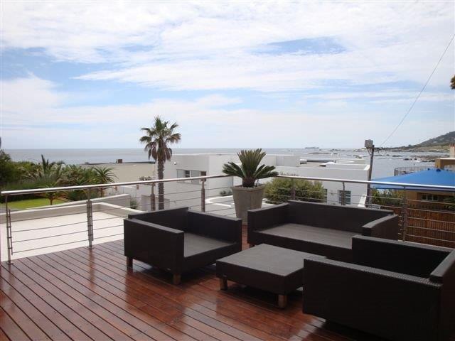 Photo 13 of Villa Bakoven accommodation in Bakoven, Cape Town with 3 bedrooms and 3 bathrooms