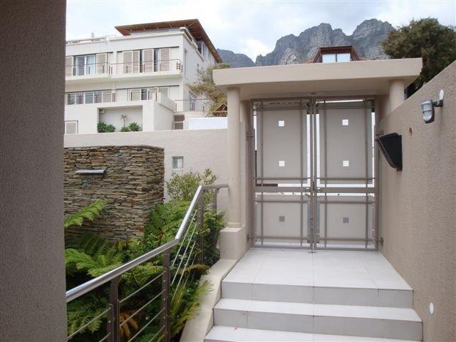 Photo 15 of Villa Bakoven accommodation in Bakoven, Cape Town with 3 bedrooms and 3 bathrooms