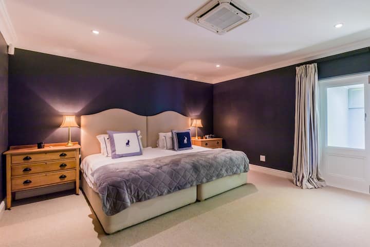 Photo 4 of Constantia Bliss accommodation in Constantia, Cape Town with 6 bedrooms and 4 bathrooms