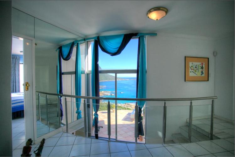 Photo 4 of Sandy Bay Beach House accommodation in Llandudno, Cape Town with 3 bedrooms and 3 bathrooms
